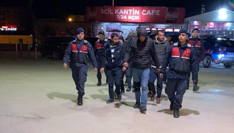 Bursa’da uyuşturucu partisine baskın! İnegöl Jandarma Komutanlığı ekipleri, İnegöl merkezden kırsal İsaören Mahallesi’ndeki bir