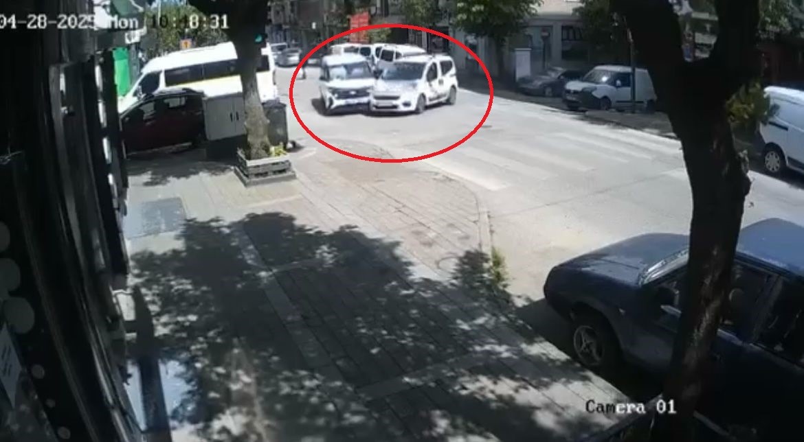 Bursa’da dikkatsiz sürücü kazaya sebep oldu! Kaza, merkez Osmangazi ilçesi Ulu Mahallesi Celal Bayar Caddesi üzerinde