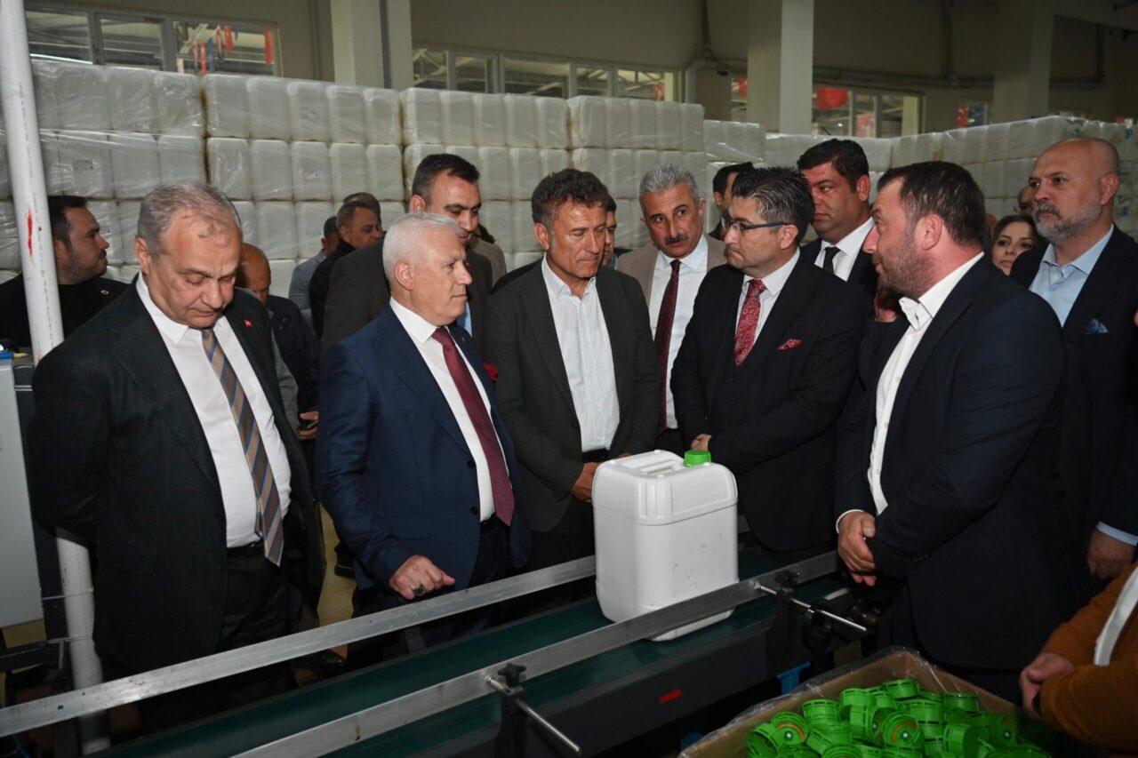 Bursa Büyükşehir’den çiftçiye büyük destek Çiftçiye olan desteklerini artırarak sürdüreceklerini belirten Başkan Mustafa Bozbey, yakın