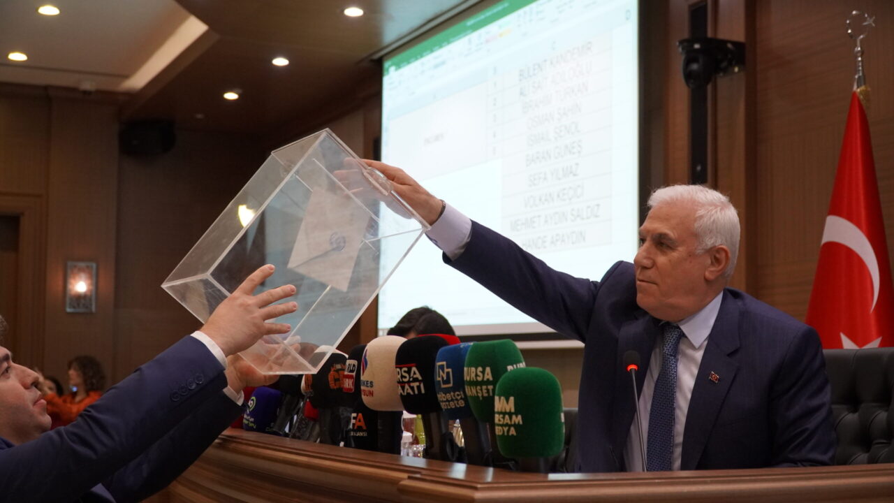 Bursa Büyükşehir Meclisi’nde komisyon seçimleri yapıldı Bursa Büyükşehir Belediye Meclisi’nin Nisan ayı birinci oturumu, Büyükşehir Belediye
