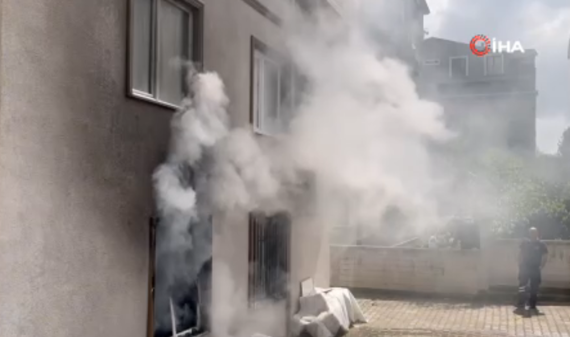 Bursa’da 5 katlı binada panik yaratan yangın! Yangın, merkez Osmangazi ilçesi Hamitler Mahallesi 10. Karaca Sokak üzerinde