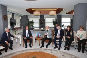 Burada Kosova heyetini, Nilüfer Belediye Başkan Yardımcıları Mahmut Demiröz, Okan