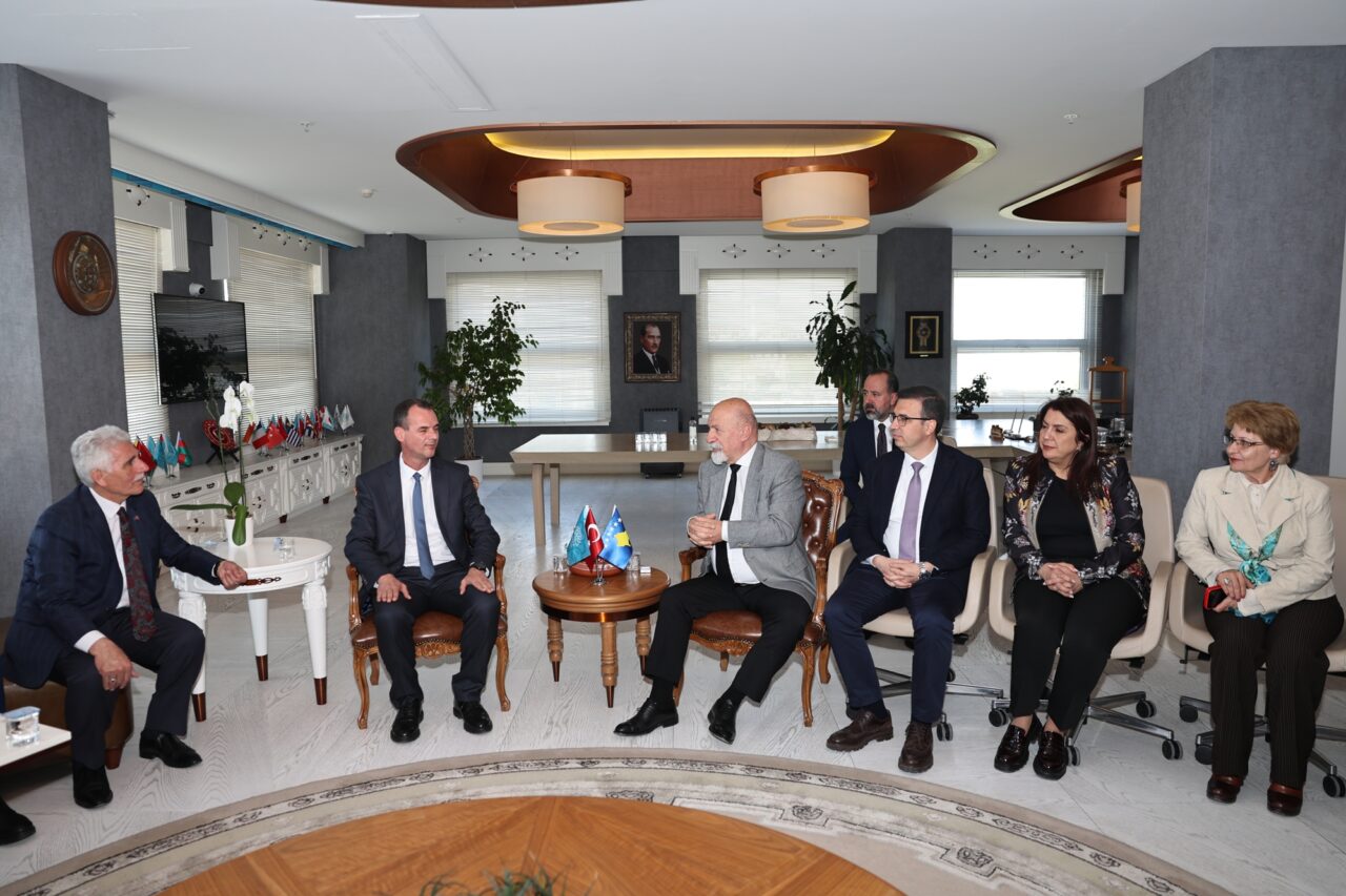 Nilüfer’in kardeş şehri Peja’dan ziyaret Burada Kosova heyetini, Nilüfer Belediye Başkan Yardımcıları Mahmut Demiröz, Okan