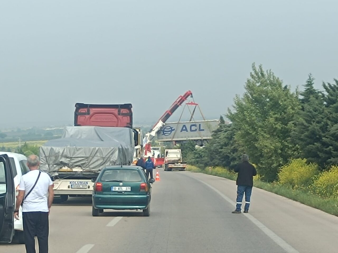 Karacabey – Bandırma Yolu’nda kaza! TIR şoförünün yaralandığı kazada karayolu 1 saat süreyle trafiğe kapatıldı.