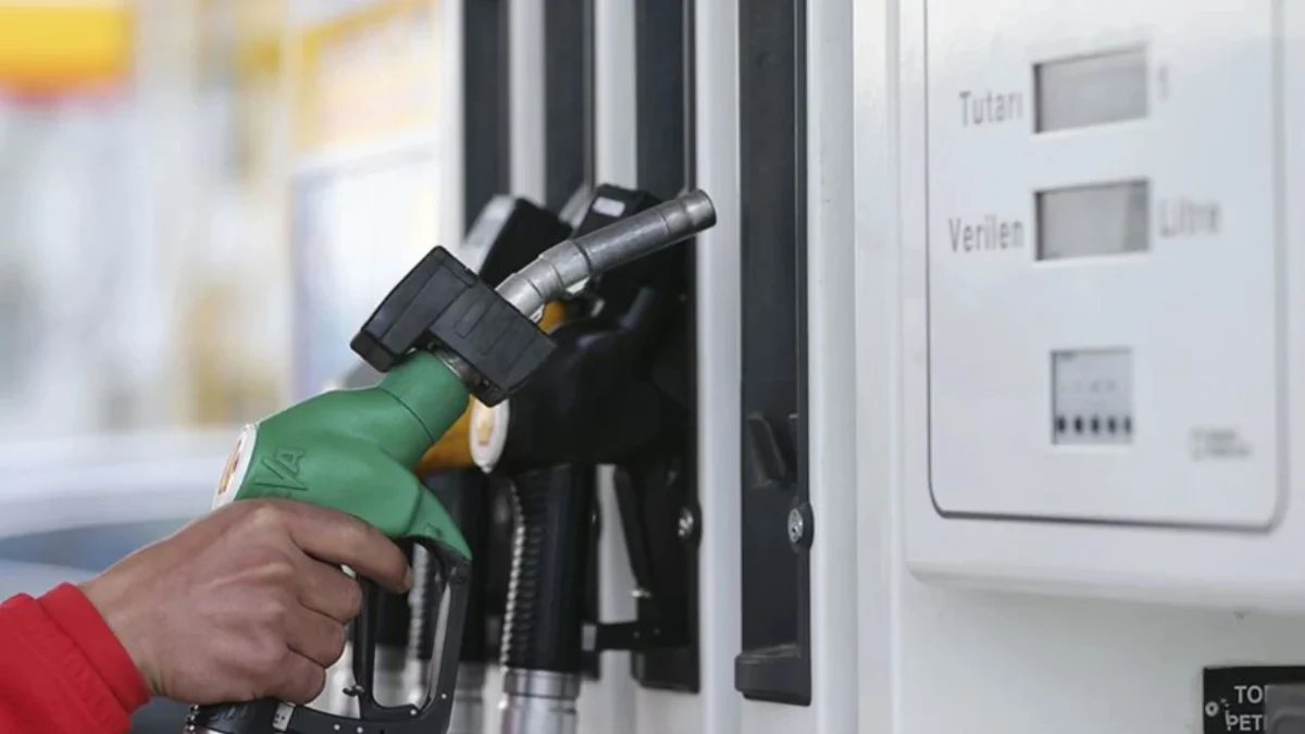 Benzin ve motorine indirim geliyor Perşembe gününden geçerli olmak üzere de benzin grubunda 2,15 TL