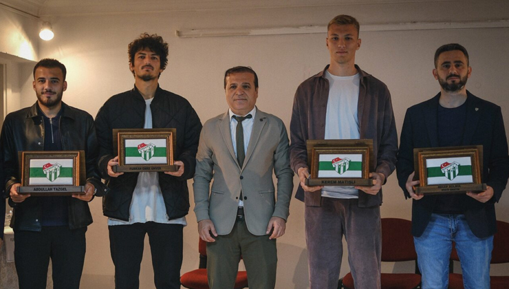 Bursasporlu futbolculardan okul ziyareti! Bursaspor’dan okullara ziyaretler sürüyor. Yeşil beyazlı kulübün bu seferki durağı