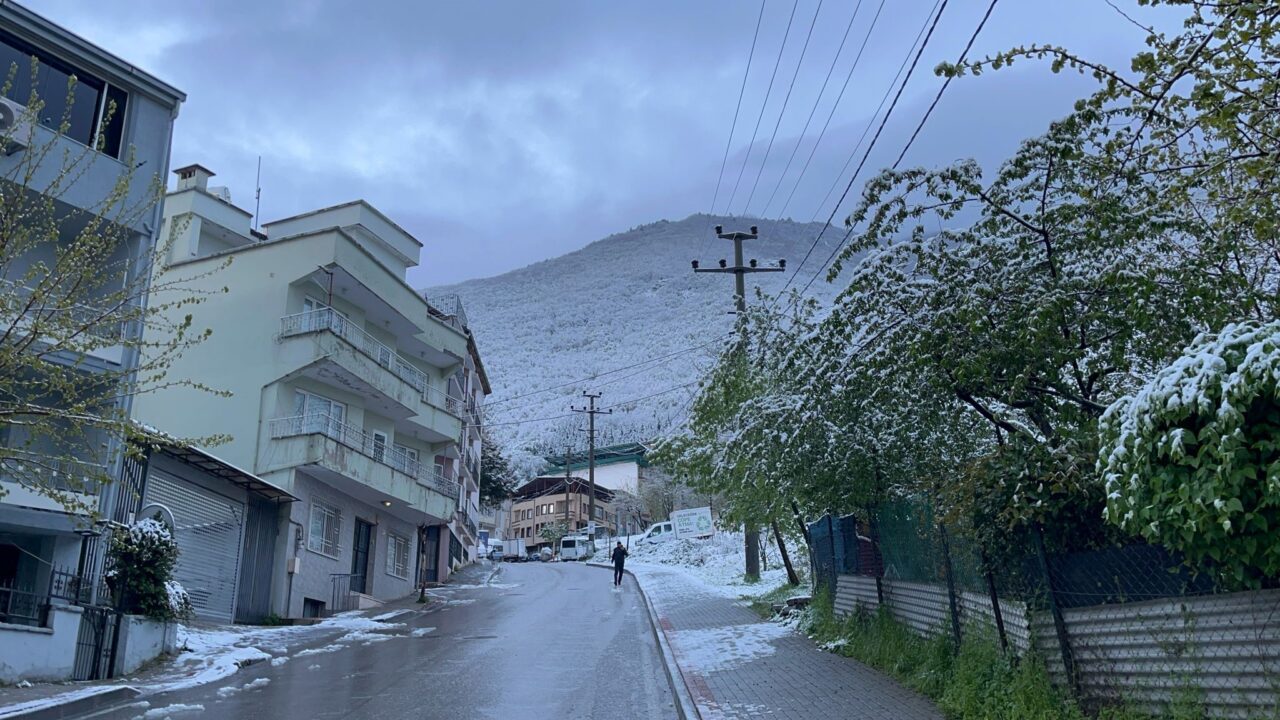 Bursa’ya nisan ayında kar sürprizi! Gece boyunca Uludağ’a yağan kar yağışı, sabahın erken saatlerinde merkez
