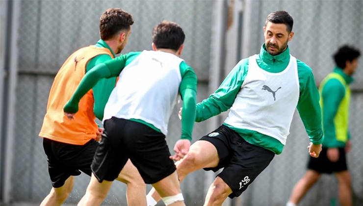 Bursaspor taktik çalışıyor! İşte detaylar… Özlüce İbrahim Yazıcı Tesisleri’nde Teknik Direktör Adem Çağlayan gözetiminde ısınma