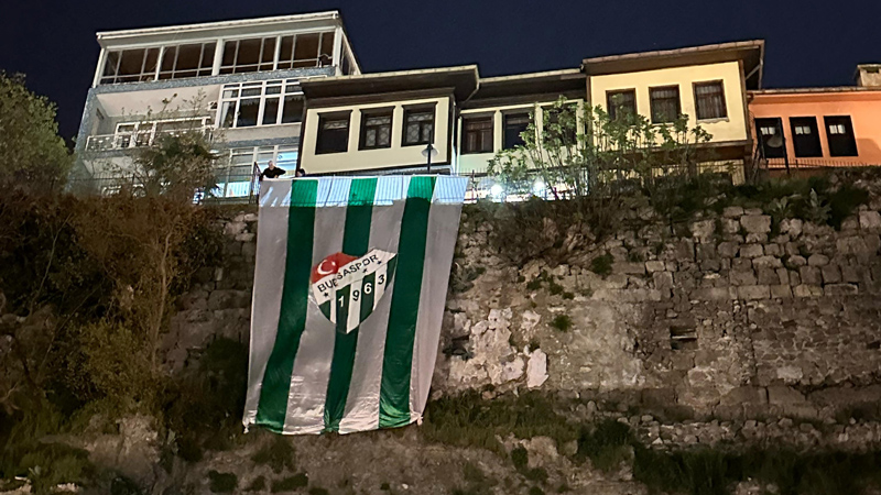 Bursa’da tarihi surlarda dev Bursaspor bayrağı! Nesine 3. Lig’de sezonun bitimine sayılı haftalar kaldı. 1. Grup’ta