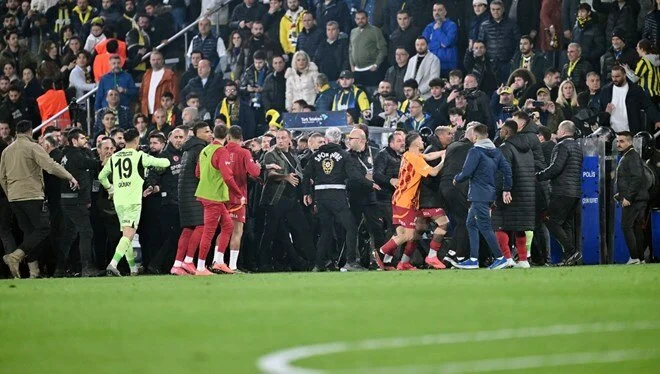 Derbide 43 kişi hakkında işlem başlatıldı! Türkiye Kupası’ndaki derbiyi Galatasaray kazandı. Sarı kırmızılılar, Fenerbahçe’yi Kadıköy’de 2-1