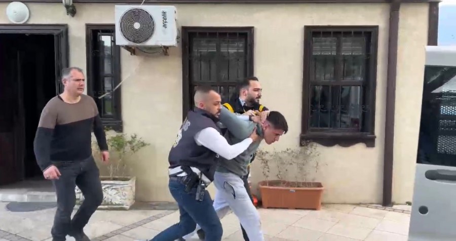 Bursa’da aranması olan şahıs bakın nasıl yakalandı! Polis karşıladığı aranan şüpheliyi, “Doğukan gel hadi polis” sözleriyle gözaltına