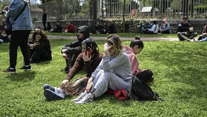 İstanbul sallanmaya devam ediyor! Marmara Denizi 6,2 büyüklüğünde depremle sarsıldı. Deprem İstanbul ve çevre