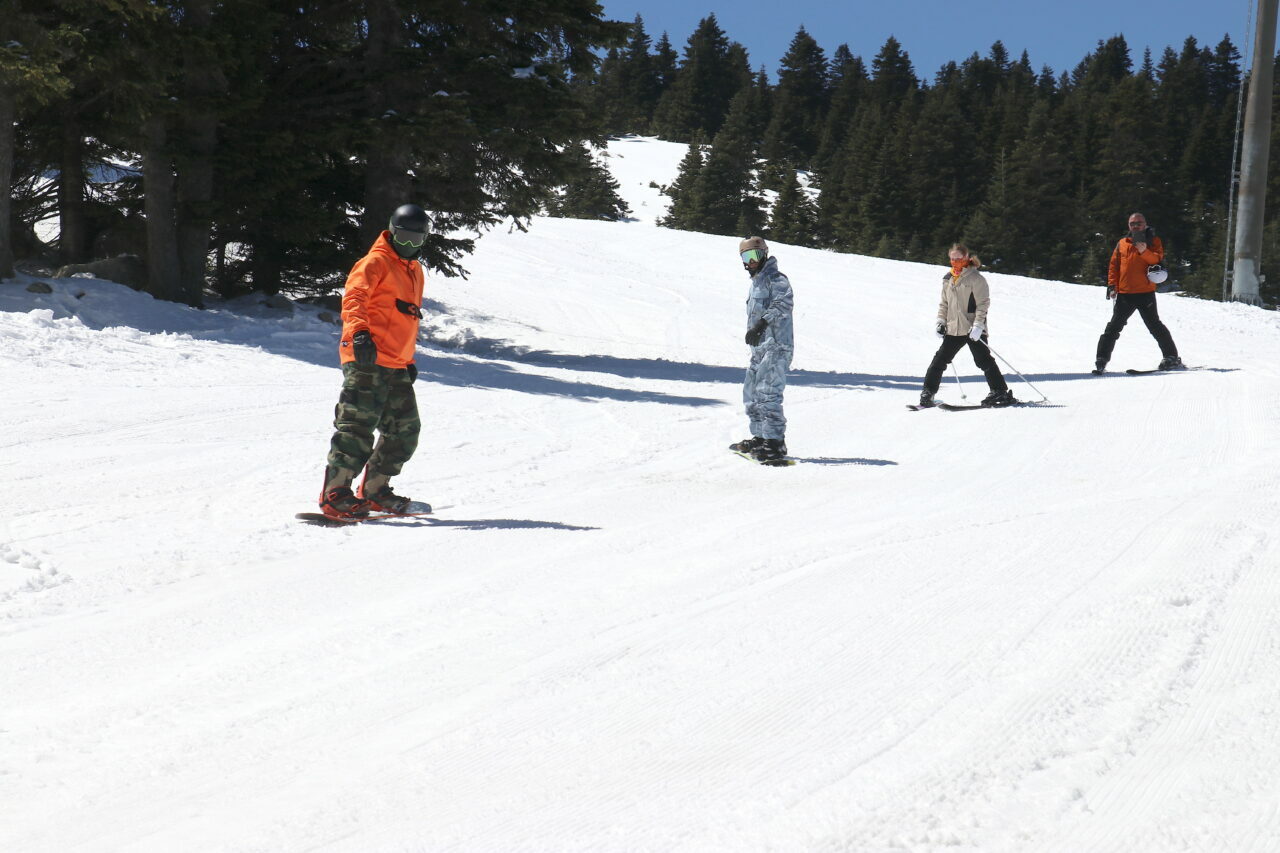Uludağ’da Nisan ayında kayak keyfi! Türkiye Kayak ve Snowboard Öğretmenleri Derneği Üyesi Ender Kızılırmak, “Uludağ’ın