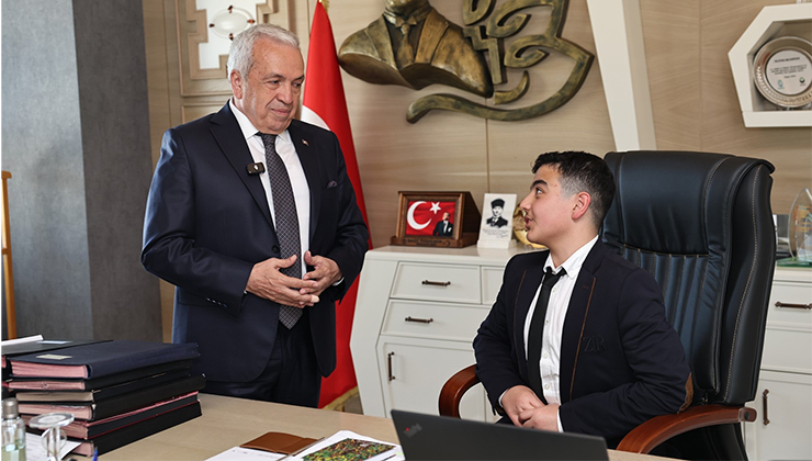 Başkan Şadi Özdemir makamını çocuklara devretti 23 Nisan Ulusal Egemenlik ve Çocuk Bayramlarının bir geleneği olan,