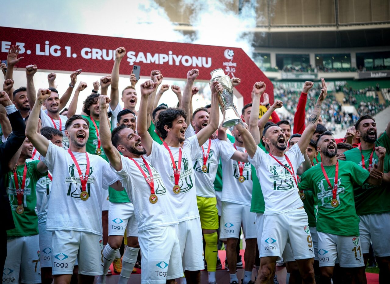 Şampiyon Bursaspor’un 3.Lig’e veda günü İzmir Alsancak Mustafa Denizli Stadı’nda saat 15.00’te başlayacak karşılaşmayı Adana