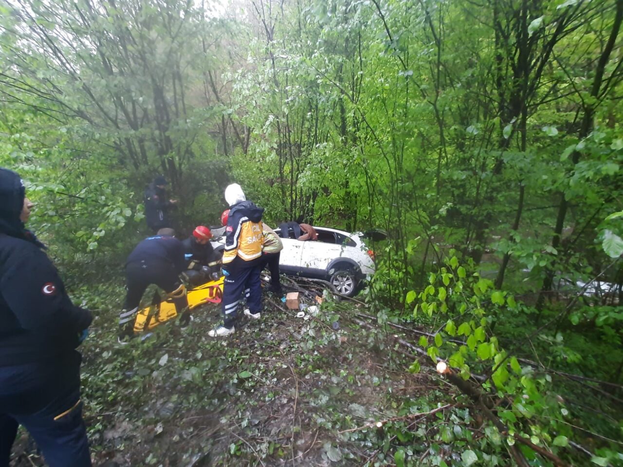Bursa’da kontrolden çıkan araç ormana uçtu: 1 ölü, 3 yaralı Kaza, saat 07.30 sıralarında Mezit boğazında meydana geldi. İnegöl’den Bozüyük