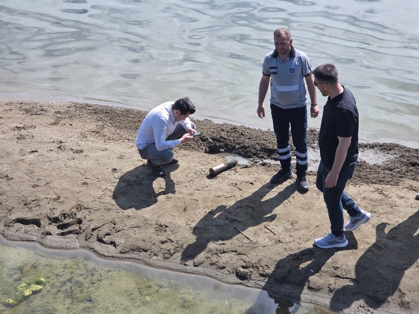 İznik Gölü’nde ikinci tehlike! Etkisiz hale getirildi İskele bölgesinde suyun içinde bir vatandaş tarafından fark edilen top