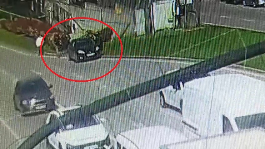 Bursa’da çaldığı araçla böyle yakalandı! Olay, merkez Yıldırım ilçesi Hacivat Mahallesi’nde meydana geldi. Edinilen bilgiye