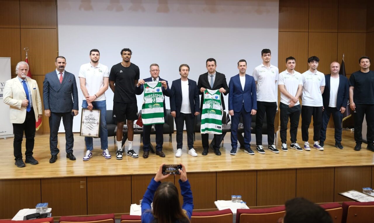 Bursaspor Basketbol Başkanı Sezgin öğrencilerle buluştu Mudanya Üniversitesi Konferans Salonu’nda düzenlenen söyleşinin moderatörlüğünü Mudanya Üniversitesi Genel