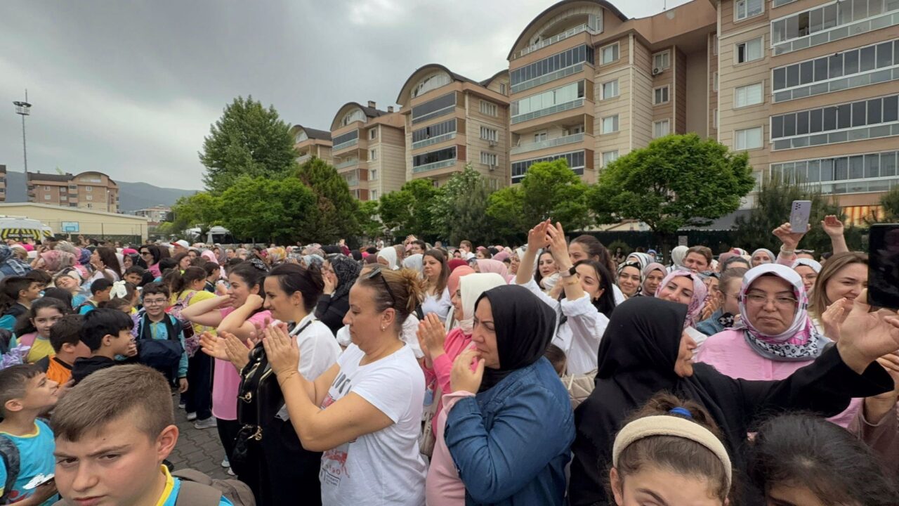 Bursa’da öğrencilerden anneleri ağlatan sürpriz Bursa’da Şehit Piyade Onbaşı Orhan Tezcan İlkokulu öğrencileri anneler gününe
