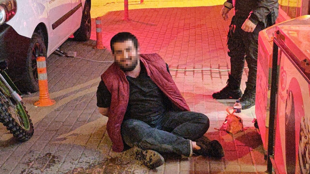 İnegöl’de kundaklama girişimi! Polisler faciaya engel oldu Olay saat 01.00 sıralarında Mesudiye Mahallesi İnegöl Caddesinde faaliyet gösteren