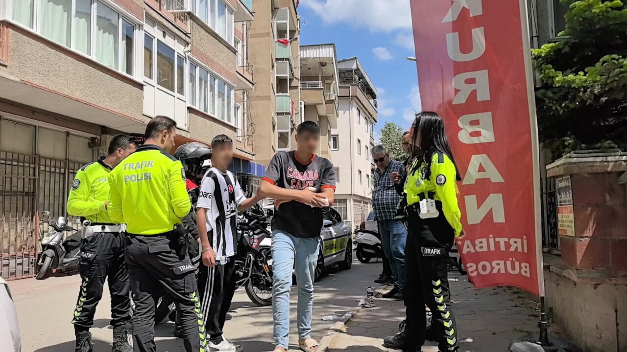 Bursa’da 15 yaşındaki çocuğa bıçaklı saldırı! Olay, 14.30 sıralarında Hamidiye Mahallesi Park Caddesi üzerinde meydana geldi.