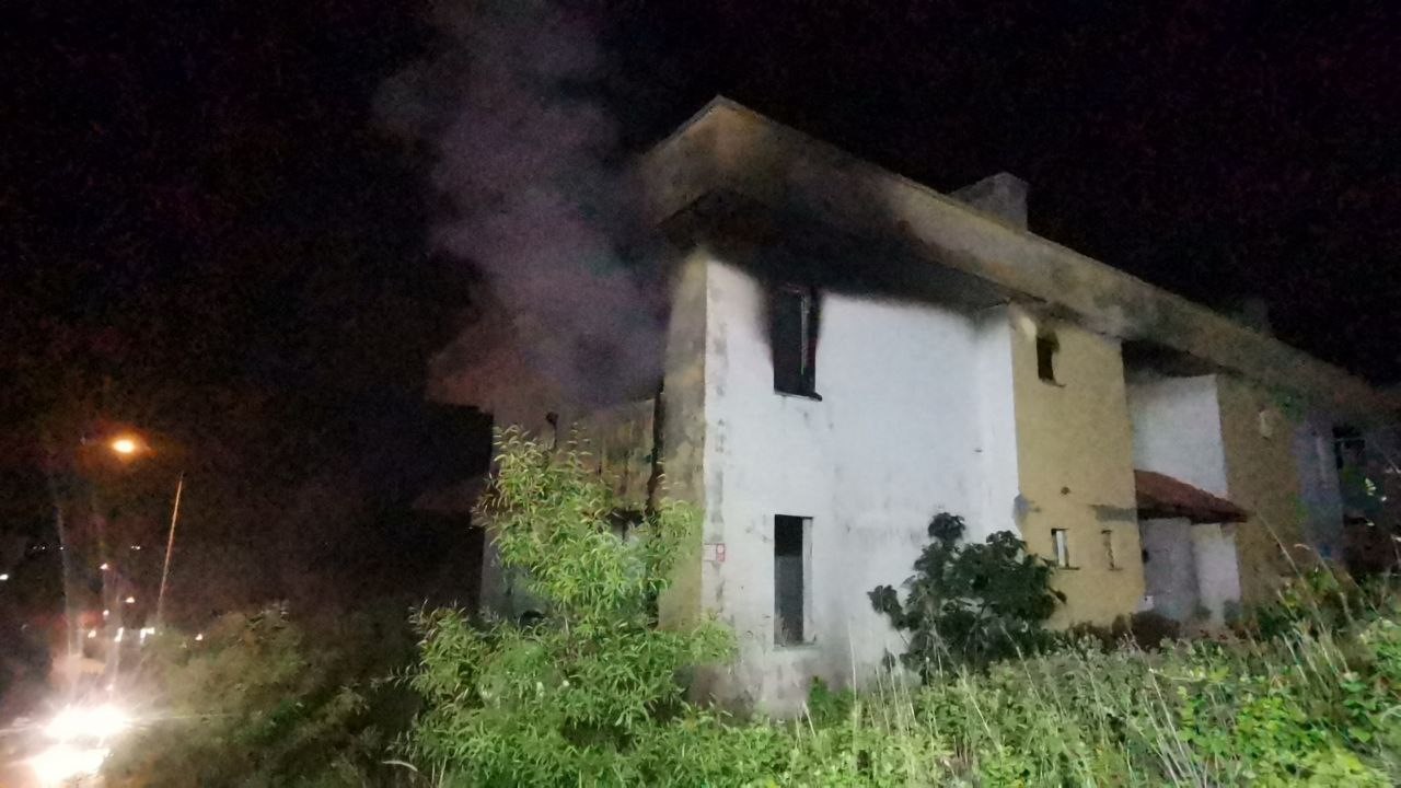 Bursa’da metruk bina alevlere teslim oldu Mudanya ilçesindeki metruk binada alevlerin yükseldiğini gören vatandaşların ihbarı üzerine