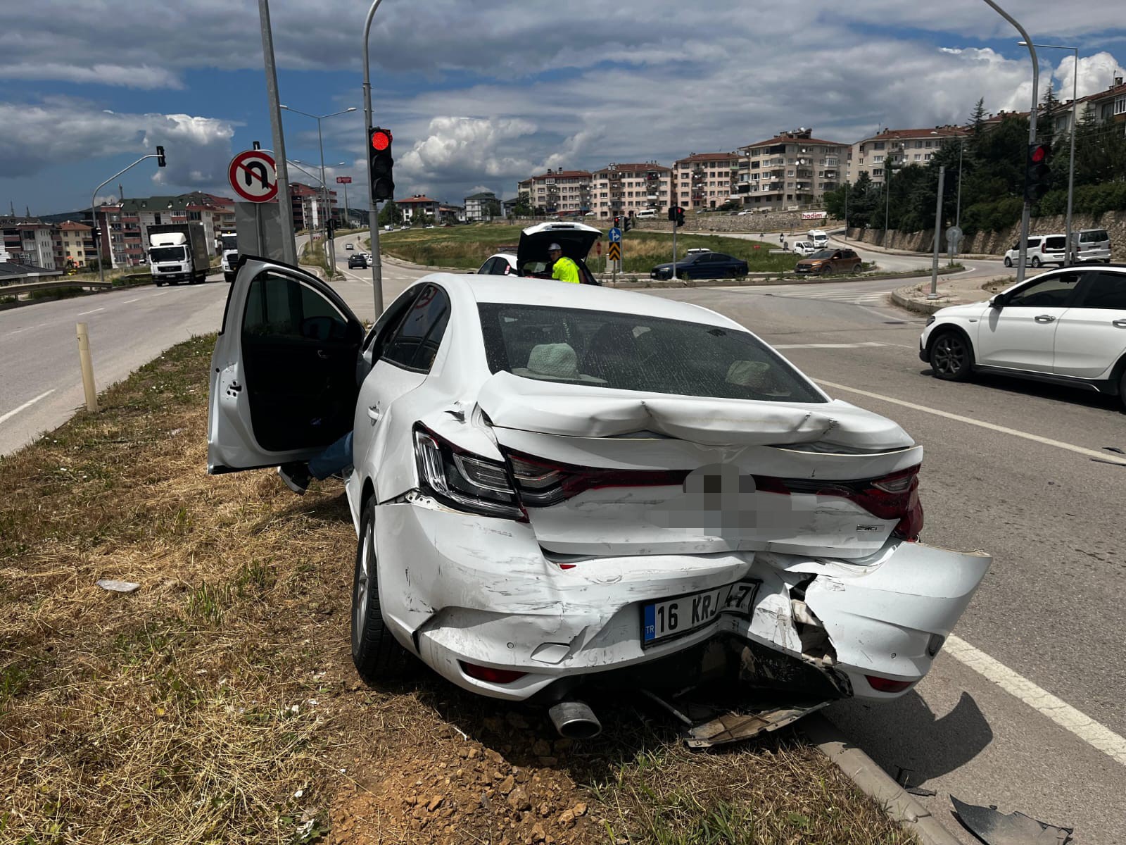 Kaza, saat 14.00 sıralarında İnegöl-Alanyurt yolu üzeri ışıklı kavşakta meydana