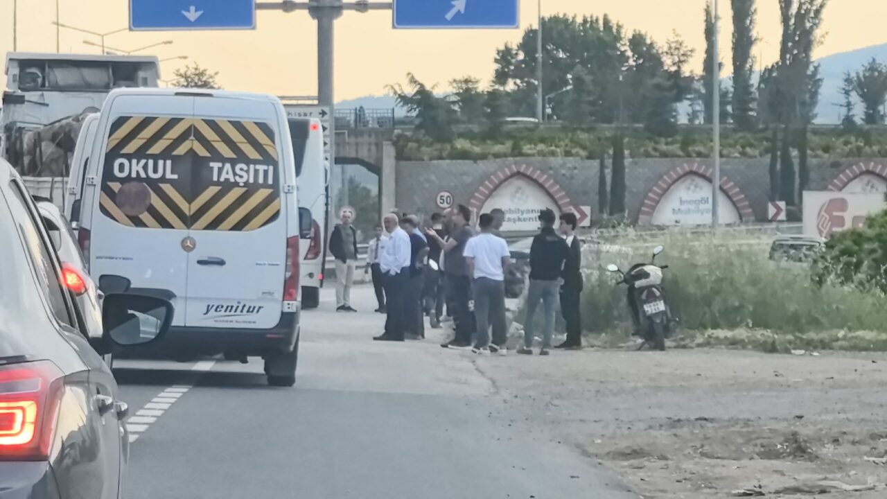 Bursa’da otobüsün çarptığı yaşlı adam hayatını kaybetti Kaza, saat 18.00 sıralarında Bursa-Ankara karayolu üzeri İnegöl girişinde meydana