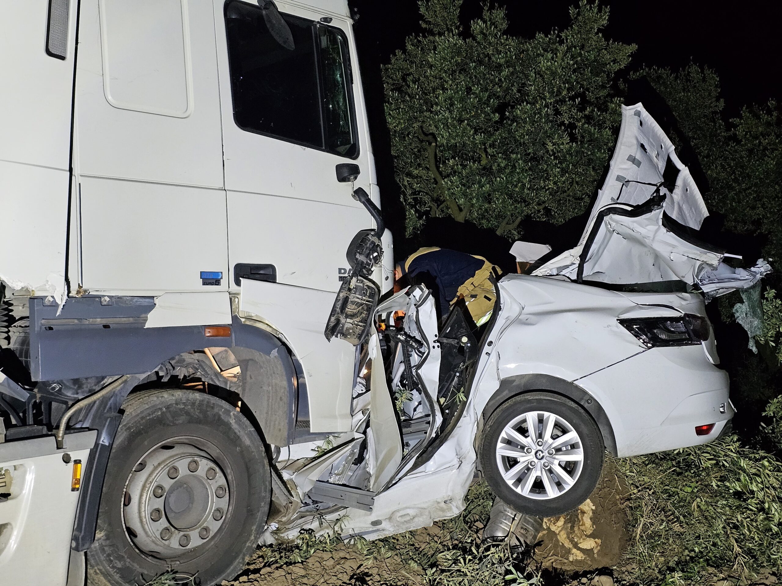 Bursa’da kontrolden TIR ölüm getirdi! Kaza, 00:30 sıralarında Orhangazi İznik yolu Yeniköy mevkiinde meydana geldi.