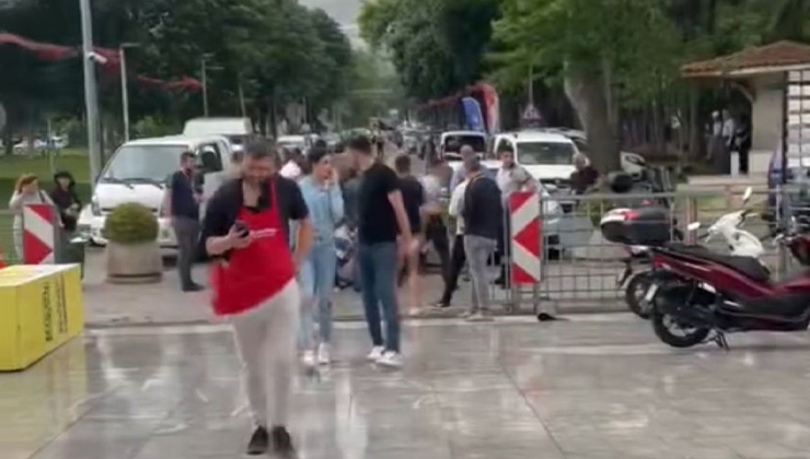 Bursa bıçak festivali alanında yaşanan kaza: bir kişi yaralandı! Şiddetli rüzgarın etkisiyle yerinden sökülen reklam panosu, Bursa bıçak festivali