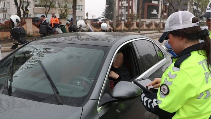 Bursa’da kural tanımayan sürücülere ceza yağdı Bursa Emniyet Müdürlüğü’nün iki haftalık ceza bilançosu şöyle: “3 bin