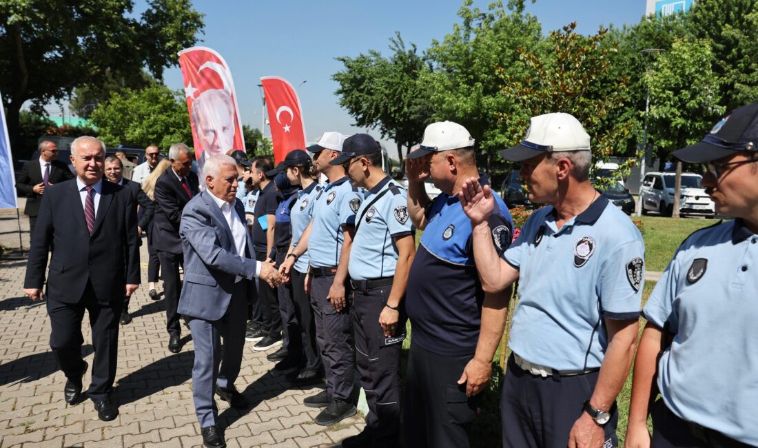 Başkan Bozbey, Büyükşehir ailesiyle bayramlaştı Bursa Büyükşehir Belediye Başkanı Mustafa Bozbey, belediyenin çeşitli birimlerini ziyaret