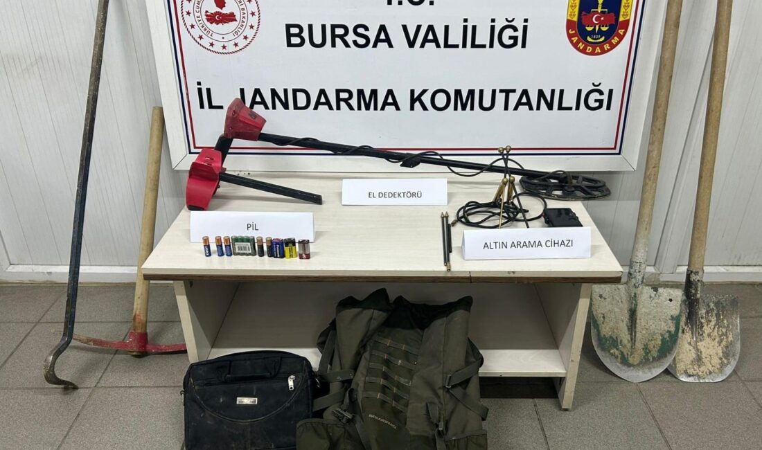 Bursa’da defineci operasyonu Bursa'nın İnegöl ilçesinde kaçak kazı yapan 3 şahıs jandarma ekiplerince