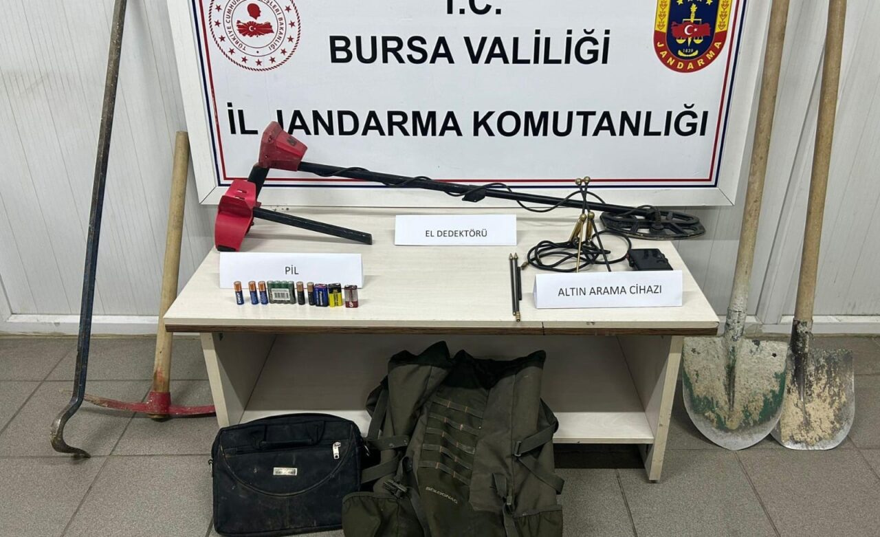 Bursa'nın İnegöl ilçesinde kaçak kazı yapan 3 şahıs jandarma ekiplerince