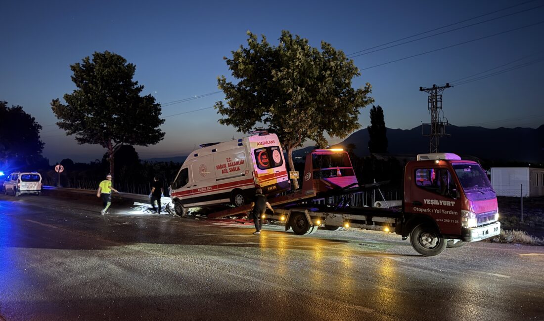 Bursa’da can pazarı! Ambulans ile otomobil çarpıştı Bursa'nın Kestel ilçesinde ambulans ile çarpışan otomobil bariyerlere çarparak durabildi.