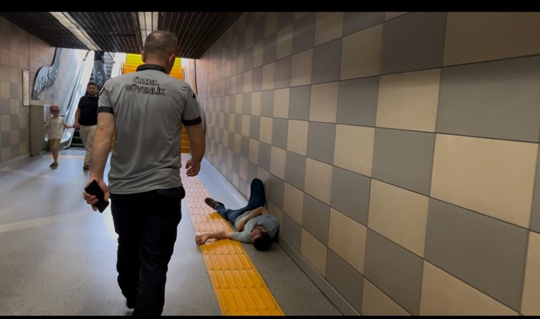 Bursa metrosunda garip anlar! ‘Bırakın yatayım’ Bursa’da bir şahıs metro alt geçidinde uzanıp uyumayı tercih etti.
