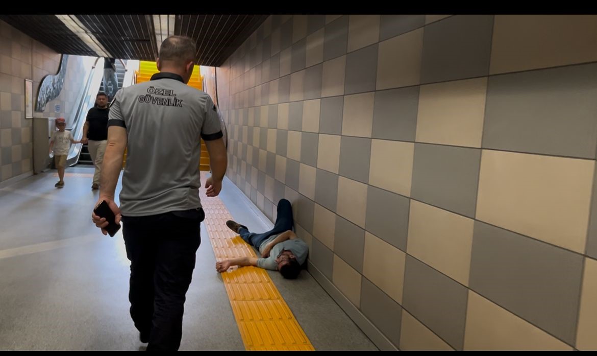 Bursa’da bir şahıs metro alt geçidinde uzanıp uyumayı tercih etti.