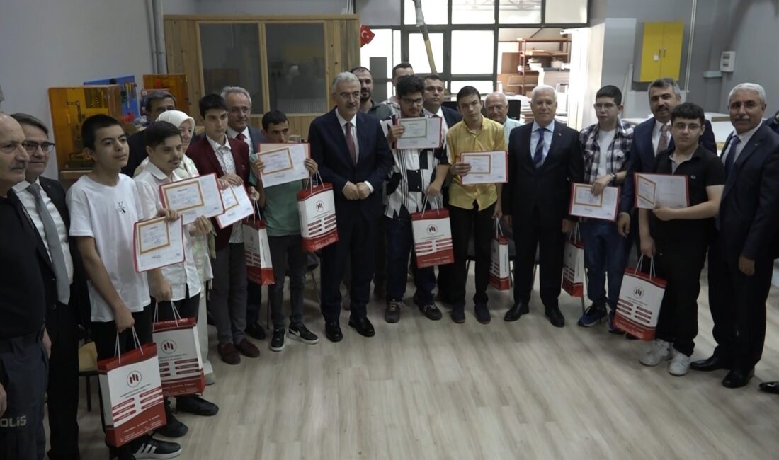 Bursa’da 656 bin 200 öğrenci karne heyecanı yaşadı Bursa'da 2 bin 3 okulda eğitim gören 656 bin 200