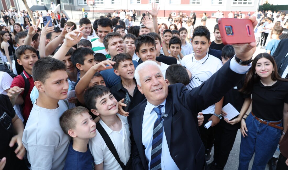 Başkan Bozbey, öğrencilerin karne sevincine ortak oldu Bursa’da 2024-2025 eğitim-öğretim yılı karnelerin dağıtılmasıyla sona erdi. İl genelinde