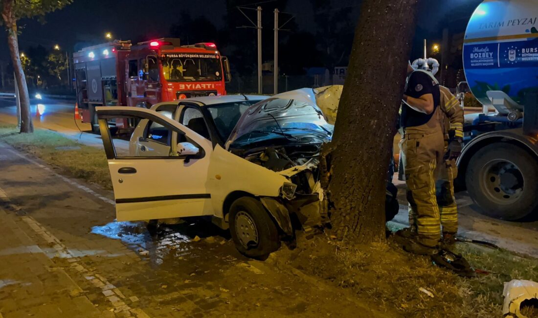 Bursa’da kaza! Ağaca çarparak durabildi Bursa'da sürücüsünün kontrolünden çıkan otomobil yol kenarında bulunan ağaca çarparak