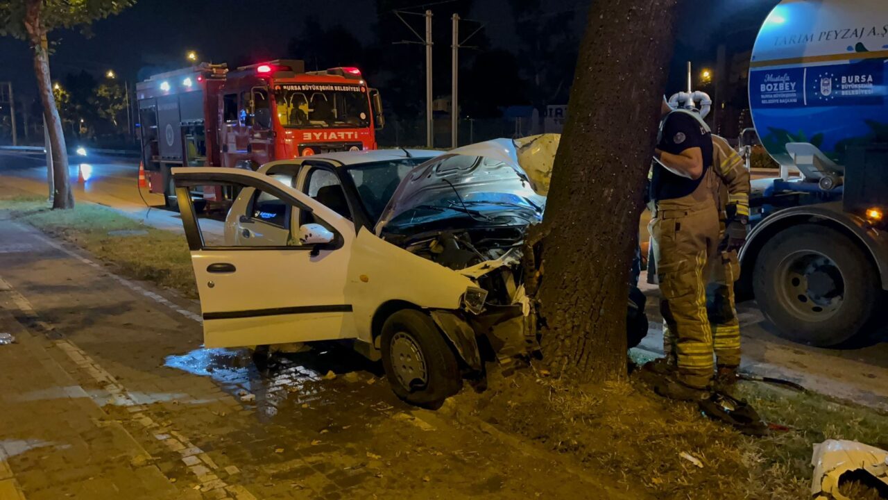Bursa'da sürücüsünün kontrolünden çıkan otomobil yol kenarında bulunan ağaca çarparak