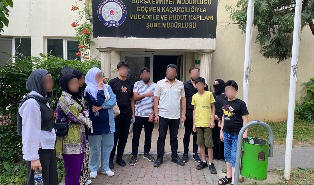 Bursa’da göçmen kaçakçılığı operasyonu Bursa’da göçmen kaçakçılığına yönelik düzenlenen operasyonda, yasa dışı yollarla ülkeye