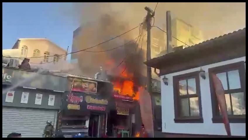 Bursa'da tarihi Setbaşı semtindeki bir dönercide çıkan yangın, bitişiğindeki 5