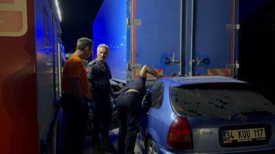 Bursa'nın Gemlik ilçesinde otobanda seyir halindeki kamyona arkadan çarpan otomobilde