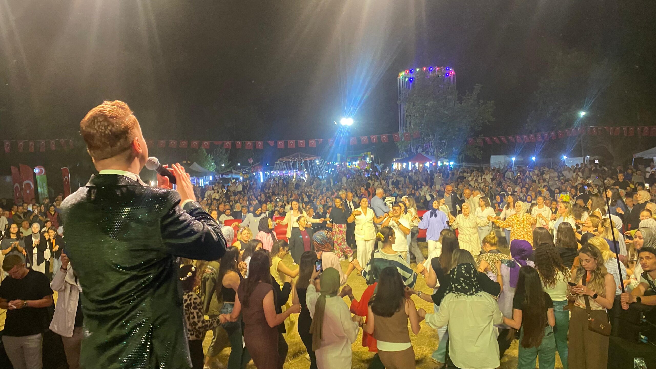 Bursa'nın Mustafakemalpaşa ilçesine bağlı Çaltılıbük Mahallesi, bayramda adeta karnaval havası