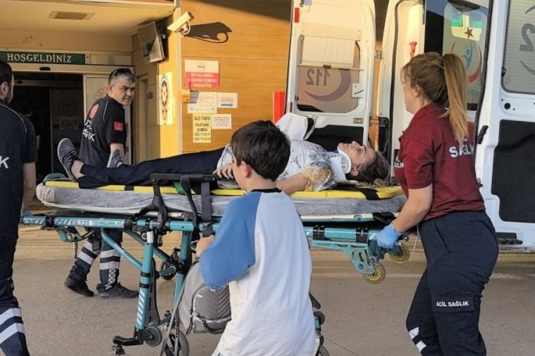 Bursa’da korkutan kaza! Anne ve oğlu ölümden döndü Bursa'nın İnegöl ilçesinde otomobilin çarptığı kadın ve 3 yaşındaki oğlu
