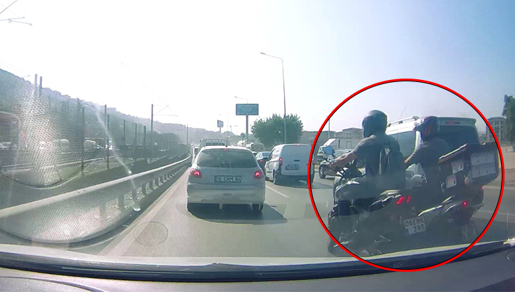 Bursa’da yoğun trafikte iki motosikletli böyle çarpıştı Bursa’da seyir halindeki iki motosikletli, yoğun trafikte araçların arasından geçmeye