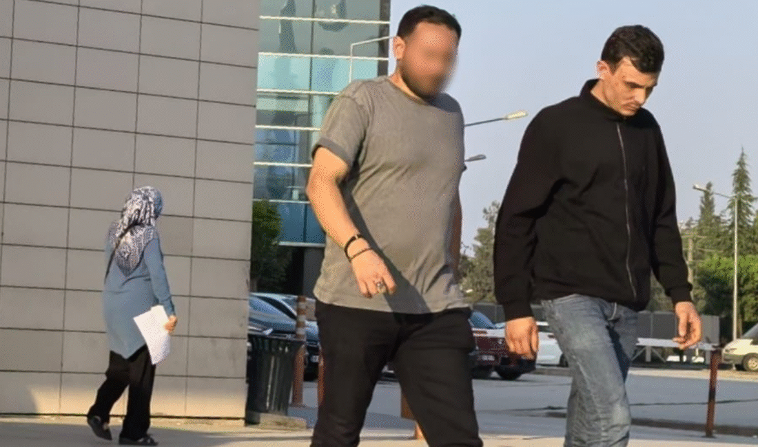 İnegöl’de jandarmaya saldıran şahıs tutuklandı Bursa'nın İnegöl ilçesinde kamu görevlilerini yaralayan saldırgan tutuklandı.