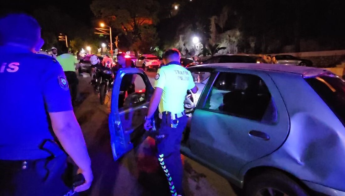Bursa’nın merkezinde ortalık karıştı! İşte o anlar Bursa'da araçları ile önlü arkalı giden ağabey ve kardeşi, ‘yol